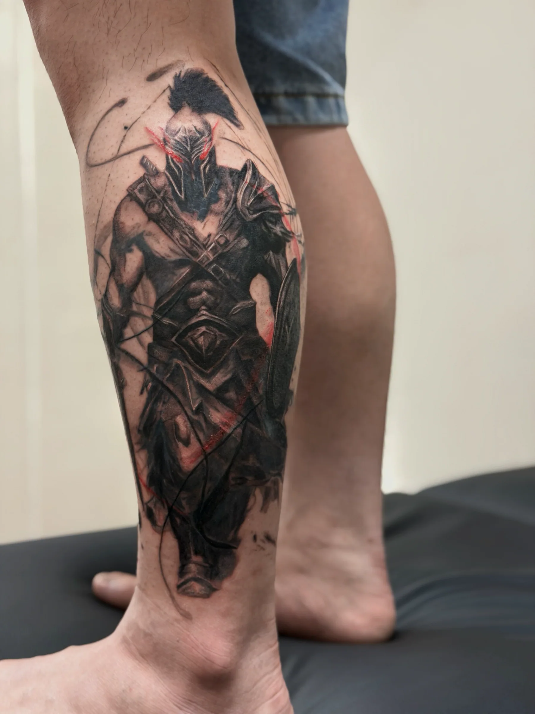 HIM 黑灰盔甲戰士小腿紋身作品