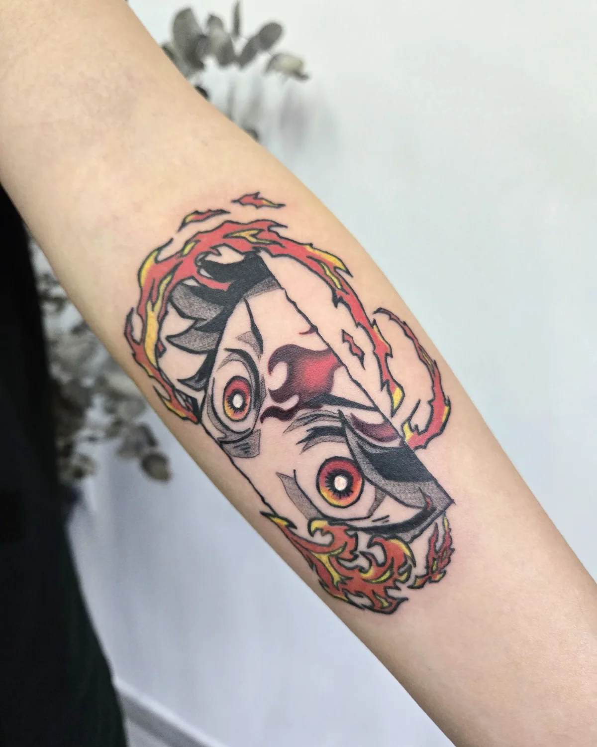 LC 紅黃色動漫面具角色彩色紋身作品