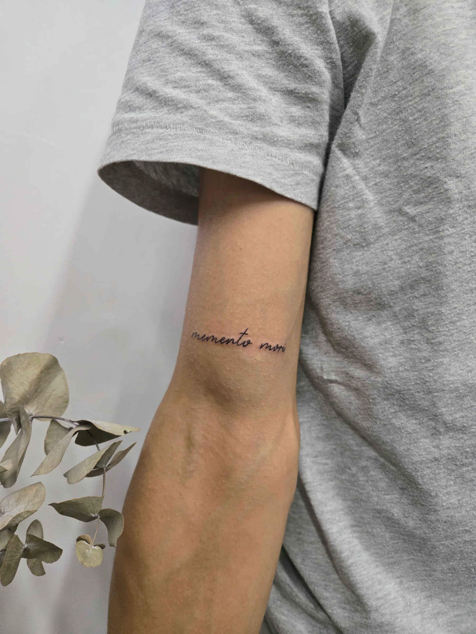 手臂 memento mori 英文小字紋身